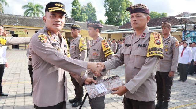 Kapolresta Mataram berikan penghargaan kepada Polisi Lingkungan
